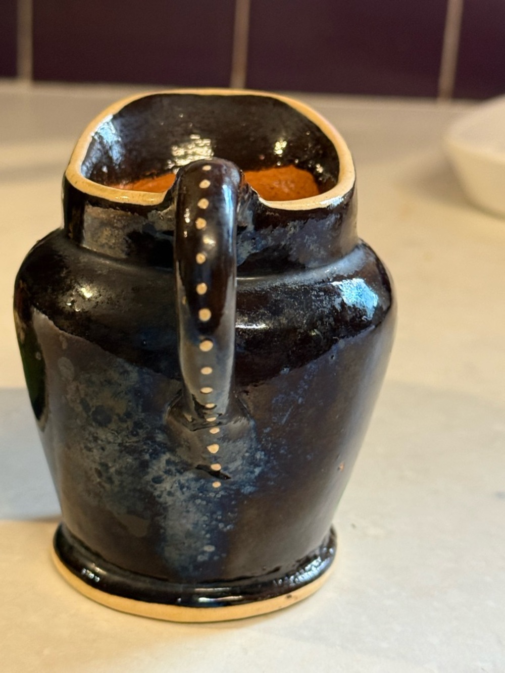 vintage hand-painted Mexican terracotta cup or vase and small pitcher. - Picture 3 of 10